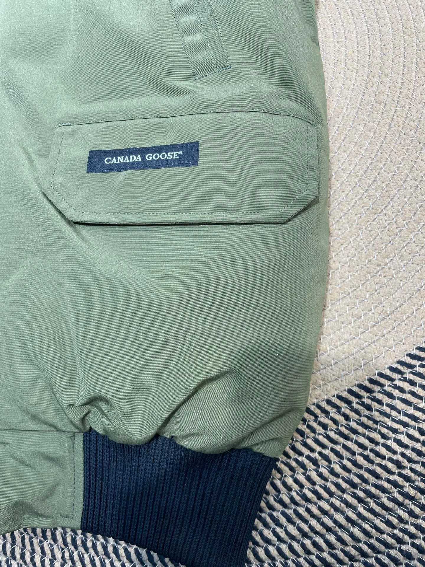 P780 high-end version Canada Goose Canada Goose #Chilliwack 7999M bomber jacket short down jacket/01 model #Men and Women Same Style# ➖ Genuine synchronous anti-counterfeiting chip sensor! ➖ Imported 21S polyester-cotton blended original fabric [last year’s 16S/18S hard fabrics have been completely eliminated, this year all use 21S genuine synchronous fabrics, the soft mid-strap feels delicate and textured], genuine synchronous Feather-Light 10D waterproof coating fabric, made of 84.5 polyester fiber and 15.5 cotton, 100% the best feel in the entire network! ➖ The genuine official website is synchronized with the national standard 80 white duck down, you can check the official website customer service, there will never be a series of misleading claims such as 90 down or goose down! ➖ Using the best nylon lining with double double-layer sealing design, velvet-proof No. 7 needle + grid-filled down ready-made garments, there is 100% no so-called velvet running! ➖ The cuffs are designed with thickened seamless threads, and the collar and pockets are lined with top-quality polar fleece to keep you warm and comfortable! ➖ Yoshida YKK provides original custom-made electroplated sliders. YKK two-way lockable zippers are tight and smooth and will not peel off paint! ➖ 3M composite guarantees that the Velcro is the same as the original, durable, and all accessories and hardware are custom-made! ➖ Imported BEHRINGER embroidery machine to customize the 10,000-needle embroidery logo, 98% of which can be reproduced to restore the original logo. You can check and compare on the official website! ➖ The fur collars are all made of large pieces of Western Canadian blue wolf hide, ensuring that each fur collar is 13-15cm wide!   Size:XS-XXL